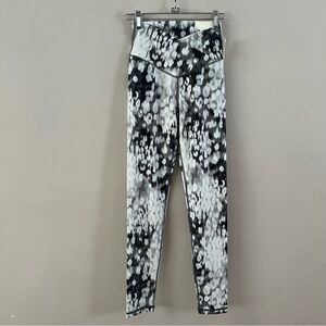 Offline by aerie high rise 7/8 printed leggings Ladies small Black white gray